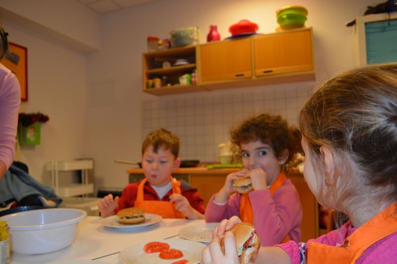 Kinder der Kita Wichernhaus stellen Klimabürger selbst her