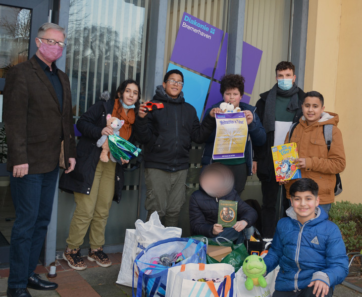 Von Links: Wolfgang Mann (Vorstand Diakonie), Shahd Mohammad, Uche Peters, Hamza Bay, Johannes Kromminga (Religionslehrer), Ahmad Abo Suwayed,  Kniend von links: Juliano Berisha