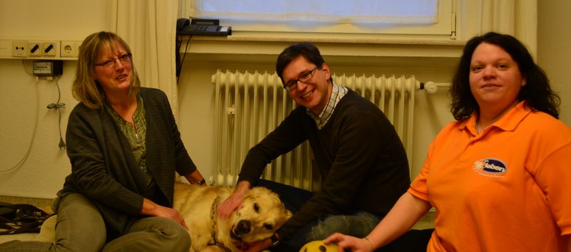 von links: Karola Haufe (Servicehundeausbilderin), Frank Forstreuter (Leitender Oberarzt der Tagesklinik Virchowstraße), Nicole Perret (Mitarbeiterin der Wir.Leben. Apotheke))