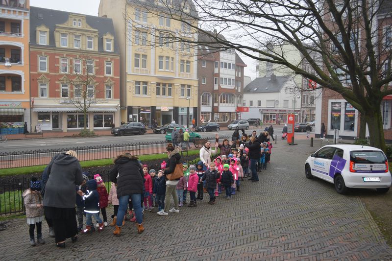 Kinder der Kita Wichernhaus vor ihrem Auftritt in der Pauluskirche