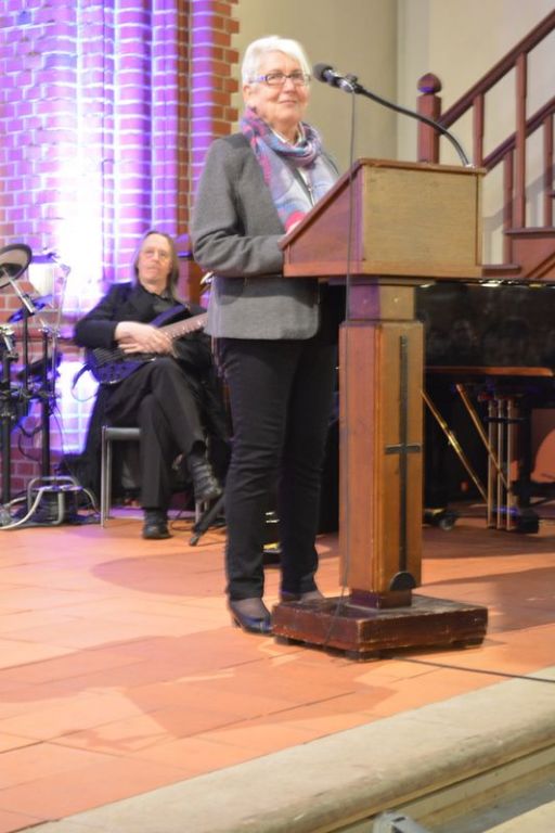Brigitte Lückert, Stadtverordnetenvorsteherin, trägt Grußworte vor