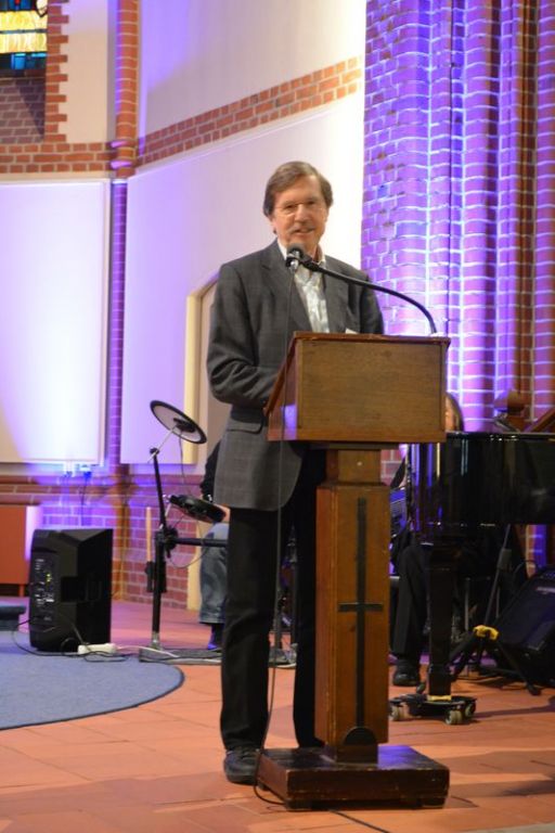 Dr. Arnold Knigge, Dr. Arnold Knigge, Vorstandssprecher der LandesArbeitsGemeinschaft der Freien Wohlfahrtspflege Bremen e.V., trägt Grußworte vor