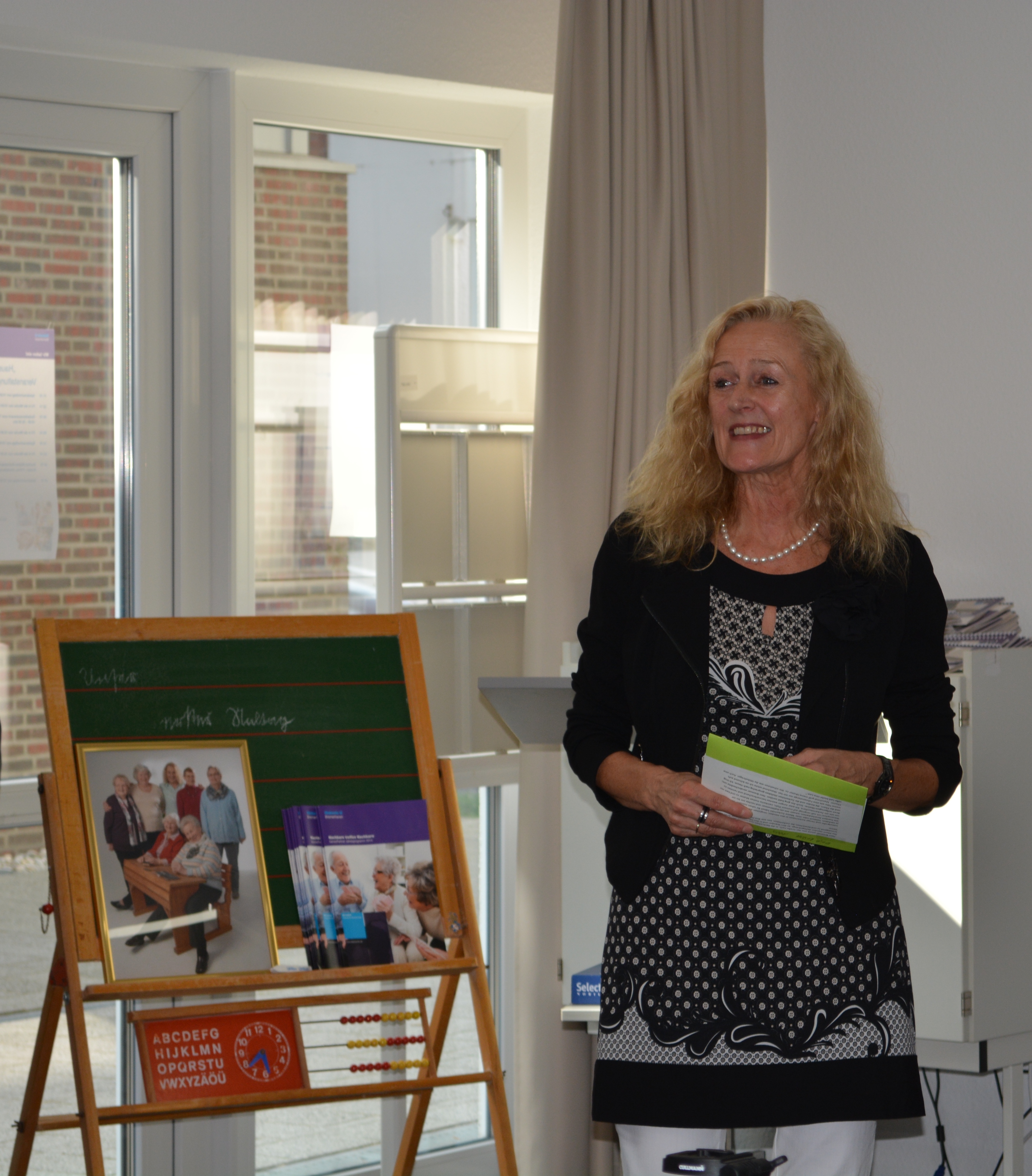 Frau Oberschulrätin Volz eröffnet die Bilderausstellung