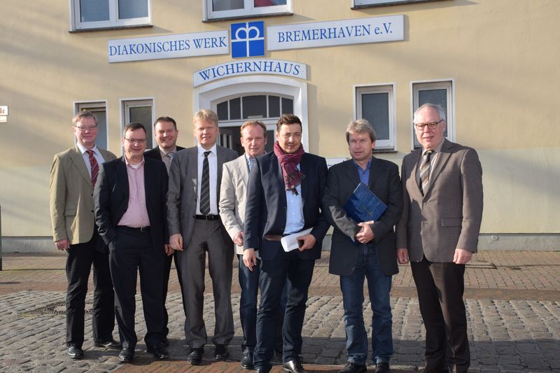 von links: Herr Mann (Geschäftsleiter vom Diakonischen Werk), Herr Keil, (Pastor der evangelisch-reformierten Gemeinde Bremerhaven), Herr Schmidt (stellv. Geschäftsführer des Diakonischen Werkes), Herr Lückehe (Gechäftsführer der STÄWOG), Herr von Bebern (Geschäftsführer der GWF), Herr Peschel (Geschäftsführer der WoGe), Herr Stramm (Geschäftsführer der WoGe), Herr Muras (Geschäftsführer des Diakonischen Werkes)) )))Herr Lückehe (Geschäftsführer der STÄWOG GmbH) und Herr Peschel (GF der Vereinigten Bau- und Siedlungsgenossenschaft)