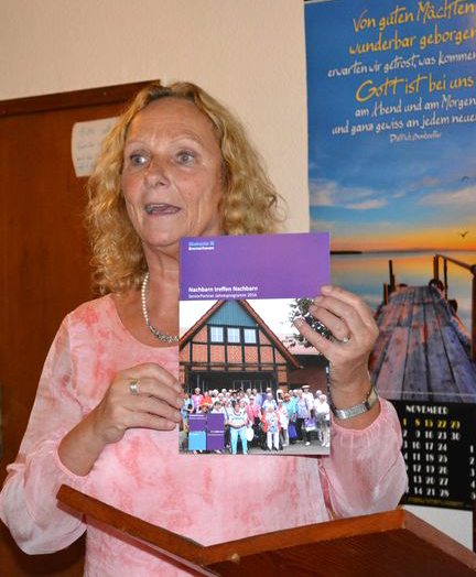 Claudia Mauritius informiert die Besucher über das druckfrische Jahresprogramm