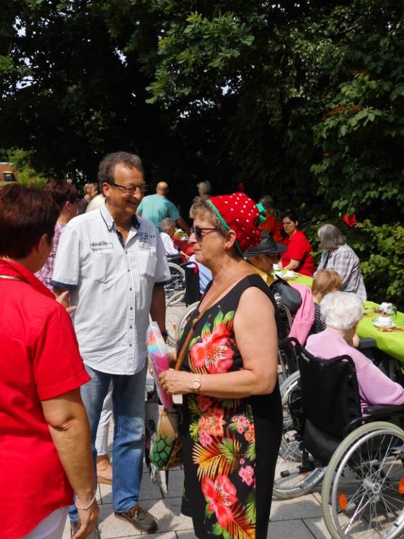 Mitarbeiterin Gunda Grabowsik im Erdbeeren-Look