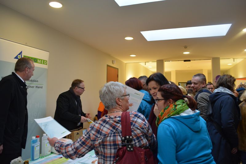 Teilnehmer besuchen die Gastaussteller auf dem Pflegefachtag
