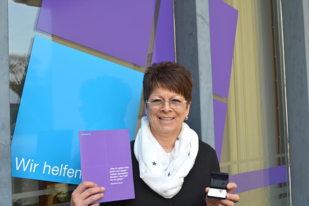 Peggy Pauper erhält das Goldene Kronenkreuz nach 25 Jahren diakonische Arbeit am Menschen