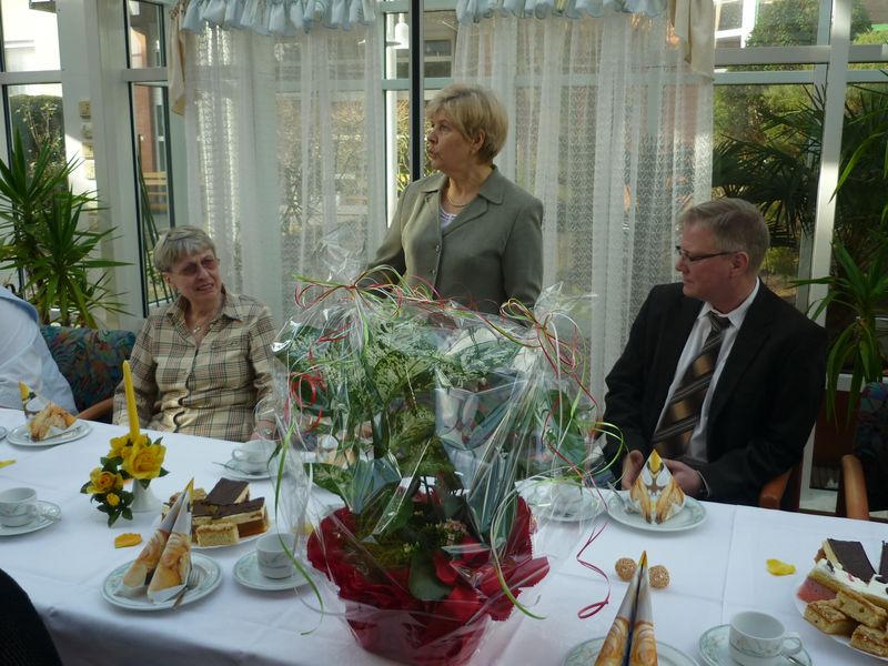 Bild von der Verabschiedungsfeier, von links: Monika Stahn, Tamara Janot (Pflegedienstleitung), Wolfgang Mann (Geschäftsführer des Diakonischen Werkes Bremerhaven)