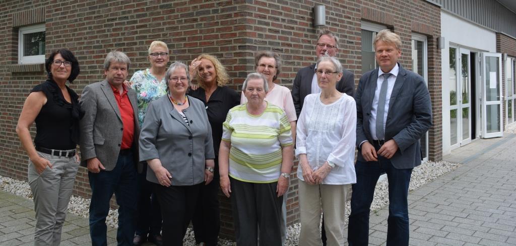 Dankeschön-Nachmittag im Haus im Hof: von links: Daniela Seidack (Mitarbeiterin beim SeniorPartner), Uwe Stramm (Geschäftsführer der WoGe), Waltraud Schlendermann (Ansprechpartnerin Haus im Hof), Rita Knop (Ansprechpartnerin Am Twischkamp und Am Blink), Claudia Mauritius (Leitung SeniorPartner), Brigitte Kirsch (vorne -Ansprechpartnerin Myslowitzerstraße), Anne Jungjohann (Teilnehmerin der Nachbarschaftstreffpunkte), Wolfgang Mann (Geschäftsführer Diakonie), Regina Fischer ( Teilnehmerin der Nachbarschaftstreffpunkte), Sieghard Lückehe (Geschäftsführer der Stäwog)