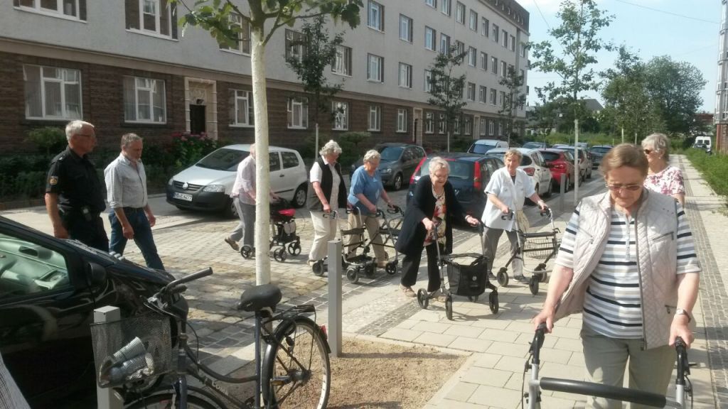 Teilnehmer vom SeniorPartner laufen durch ihr Quartier. Zuvor wurden ihre Rollatoren für sie individuell eingestellt