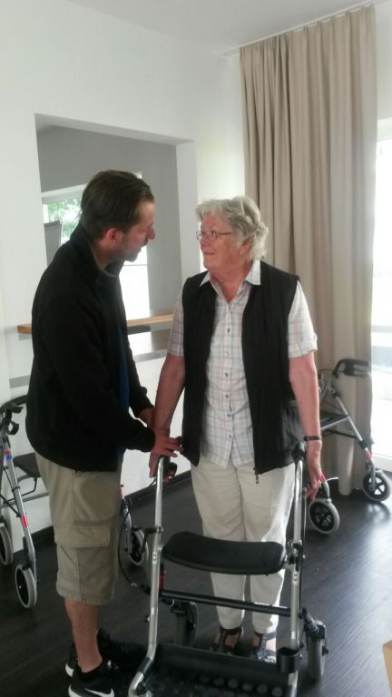 Physiotherapeut Andre Brieske gibt individuelle Tipps zur korrekten Rollatornutzung