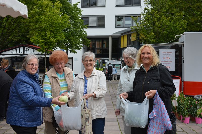 Teilnehmer vom SeniorPartner besuchen den Wochenmarkt in Geestemünde