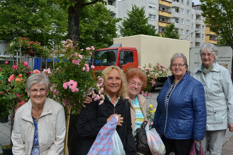 Teilnehmer vom SeniorPartner besuchen den Wochenmarkt in Geestemünde