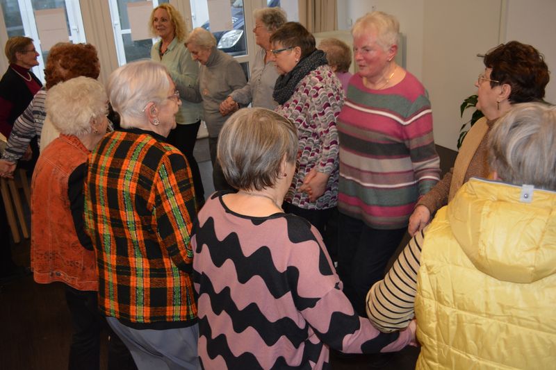 Gemeinsamer Tanznachmittag im Nachbarschaftstreffpunkt Haus im Hof